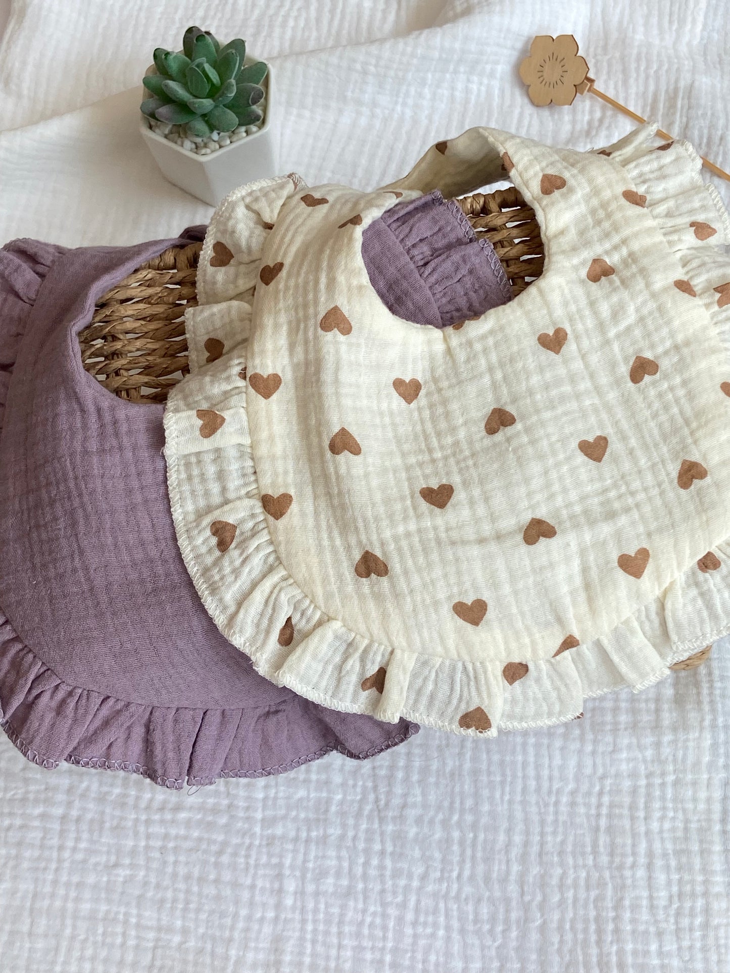 Babero con vuelos crema corazones beige