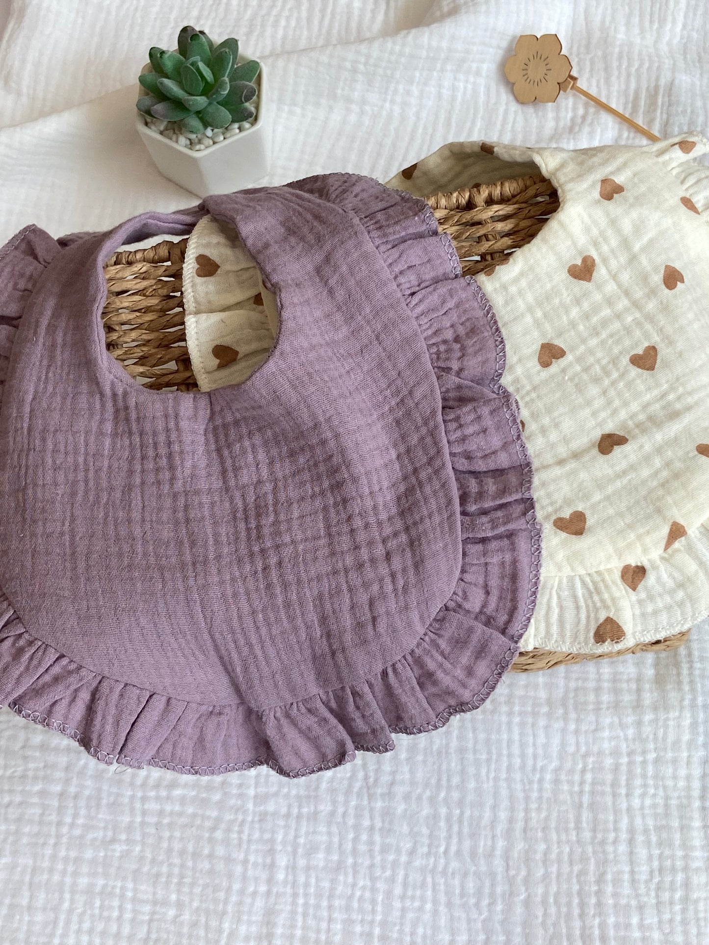 Babero con vuelos malva liso