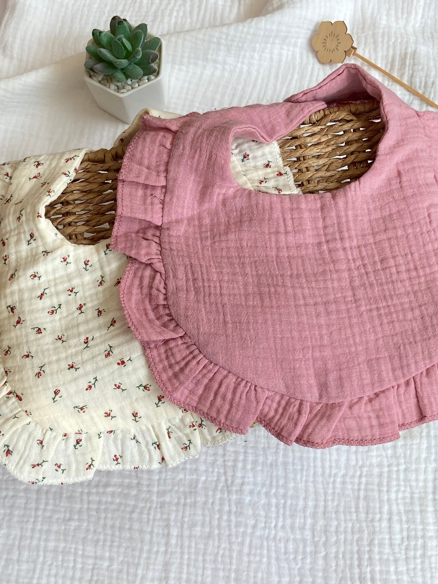 Babero con vuelos palo rosa liso