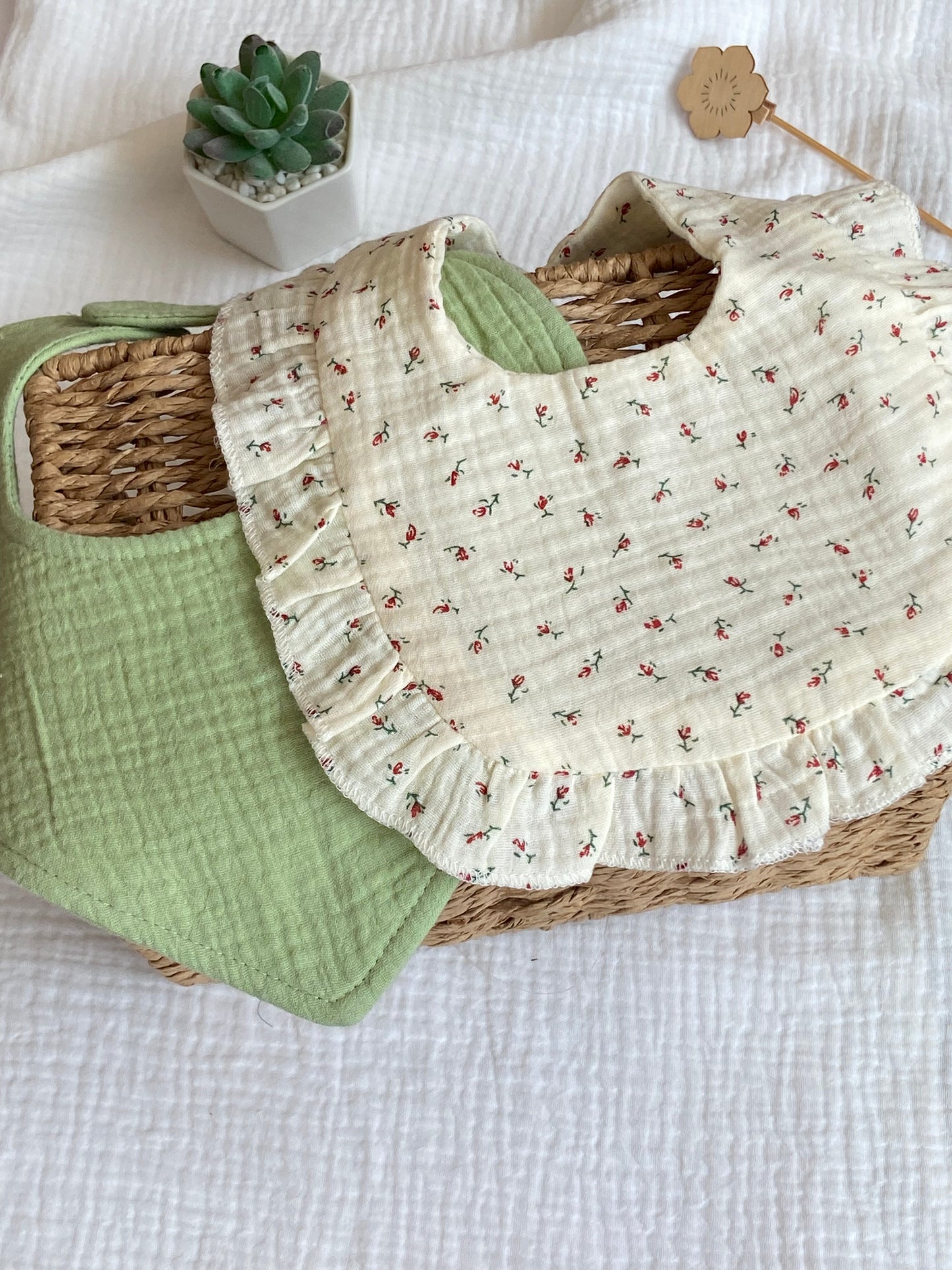 Babero con vuelos crema rosas