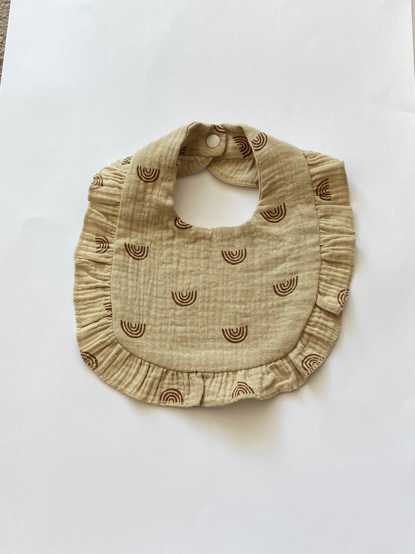 Babero con vuelos arena arcoiris