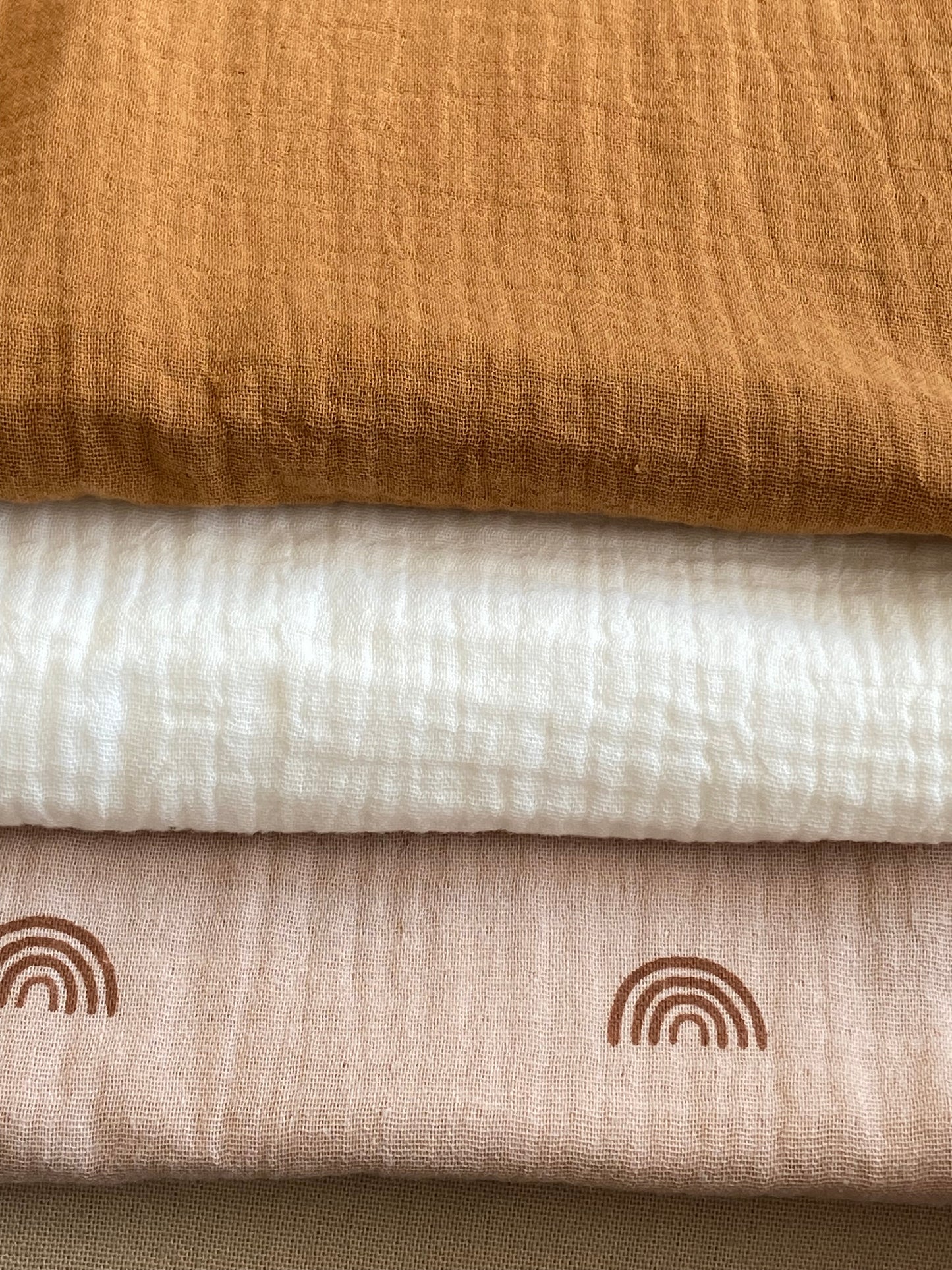 Swaddle M café con leche arcoiris