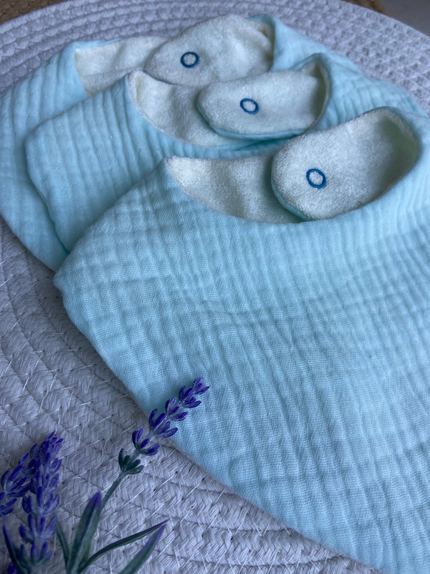 Babero muselina celeste