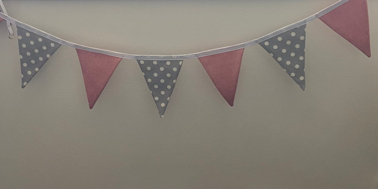 Banderín rosa y gris puntos blancos