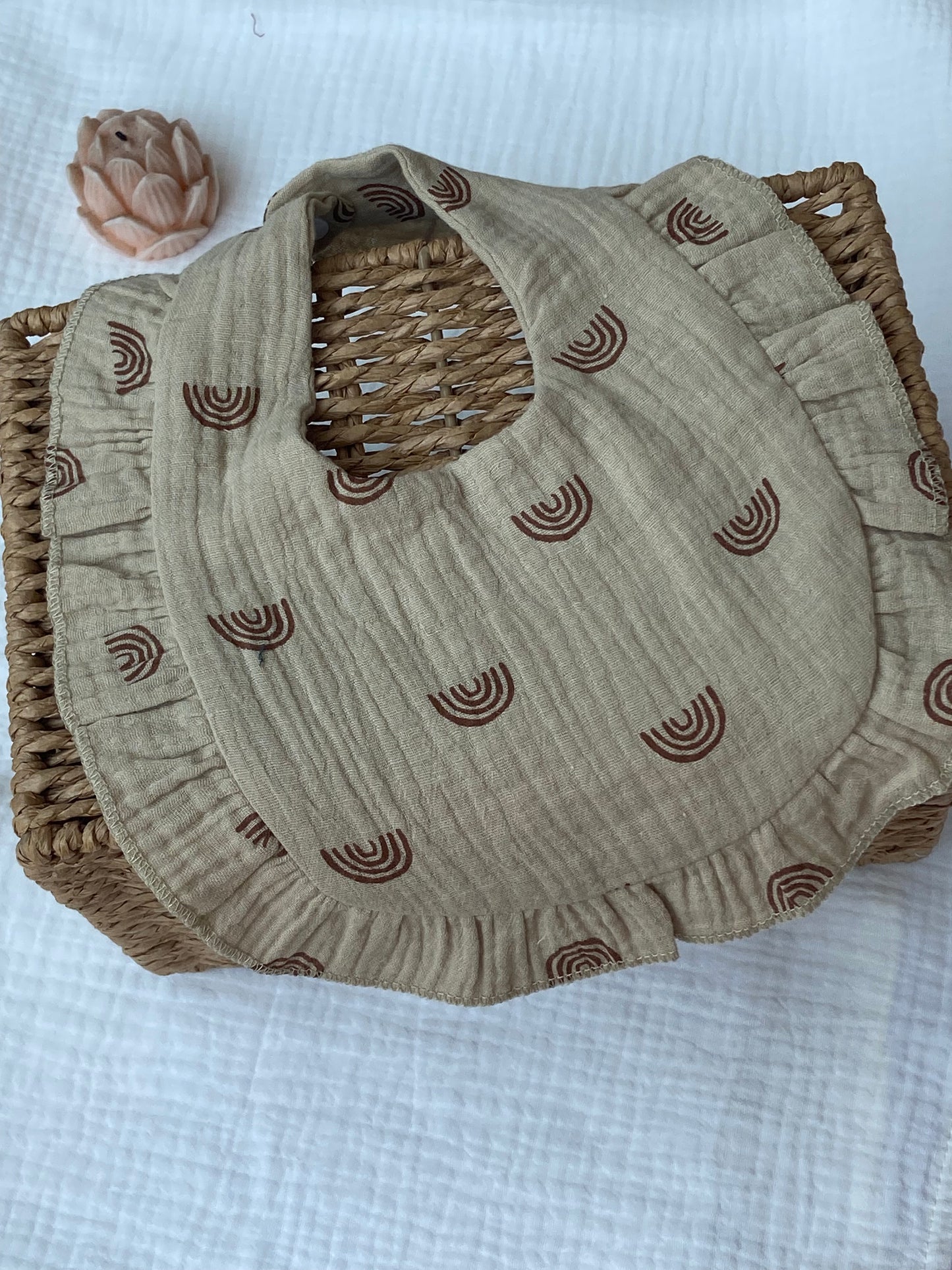 Babero con vuelos arena arcoiris