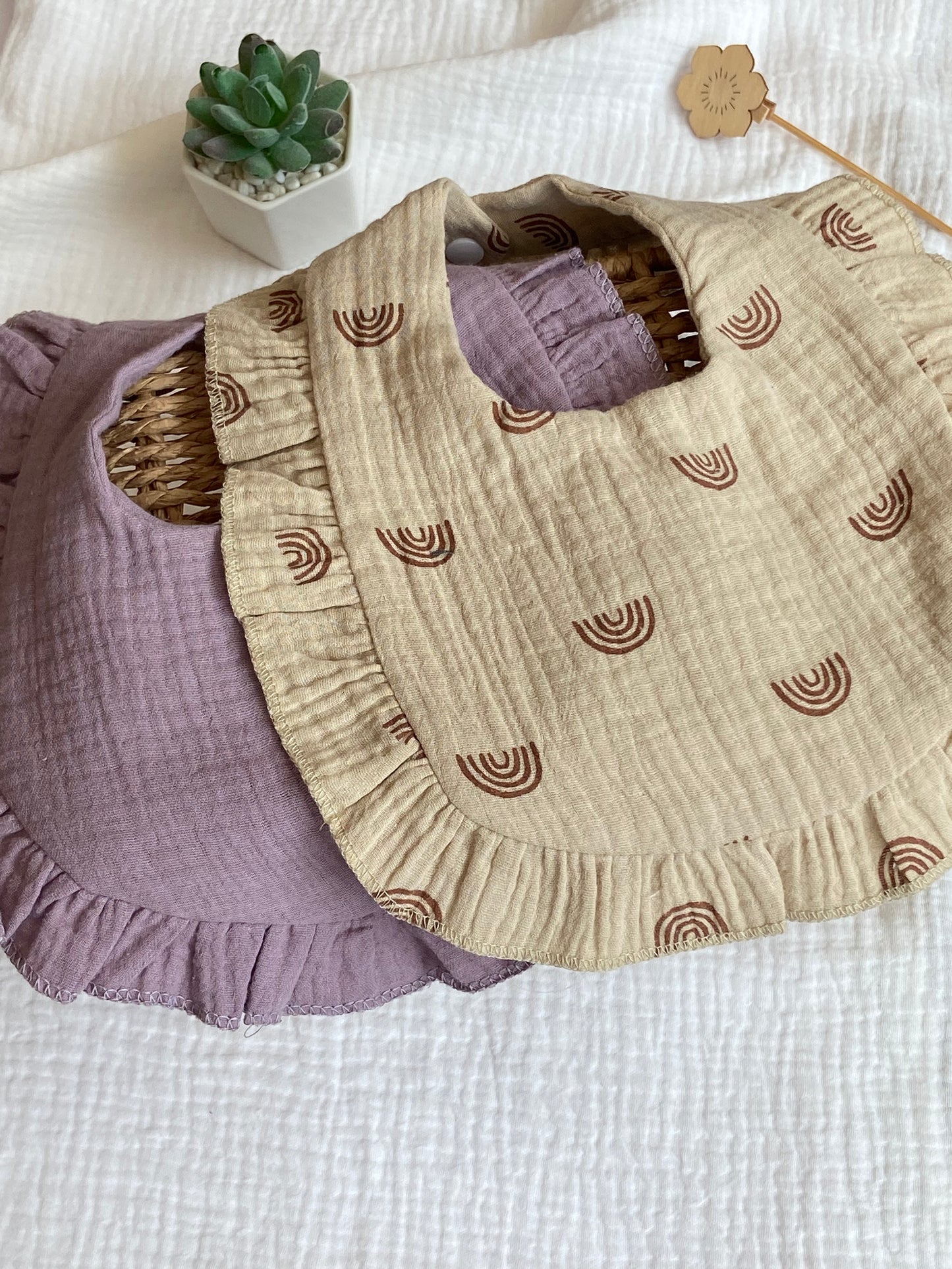 Babero con vuelos arena arcoiris