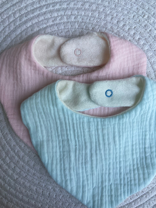 Babero muselina celeste