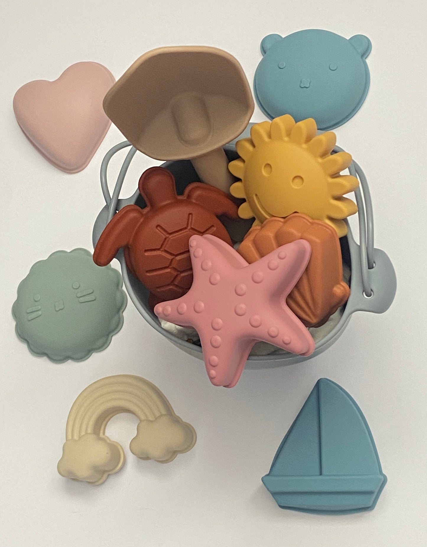 Juego de playa balde con figuras de colores