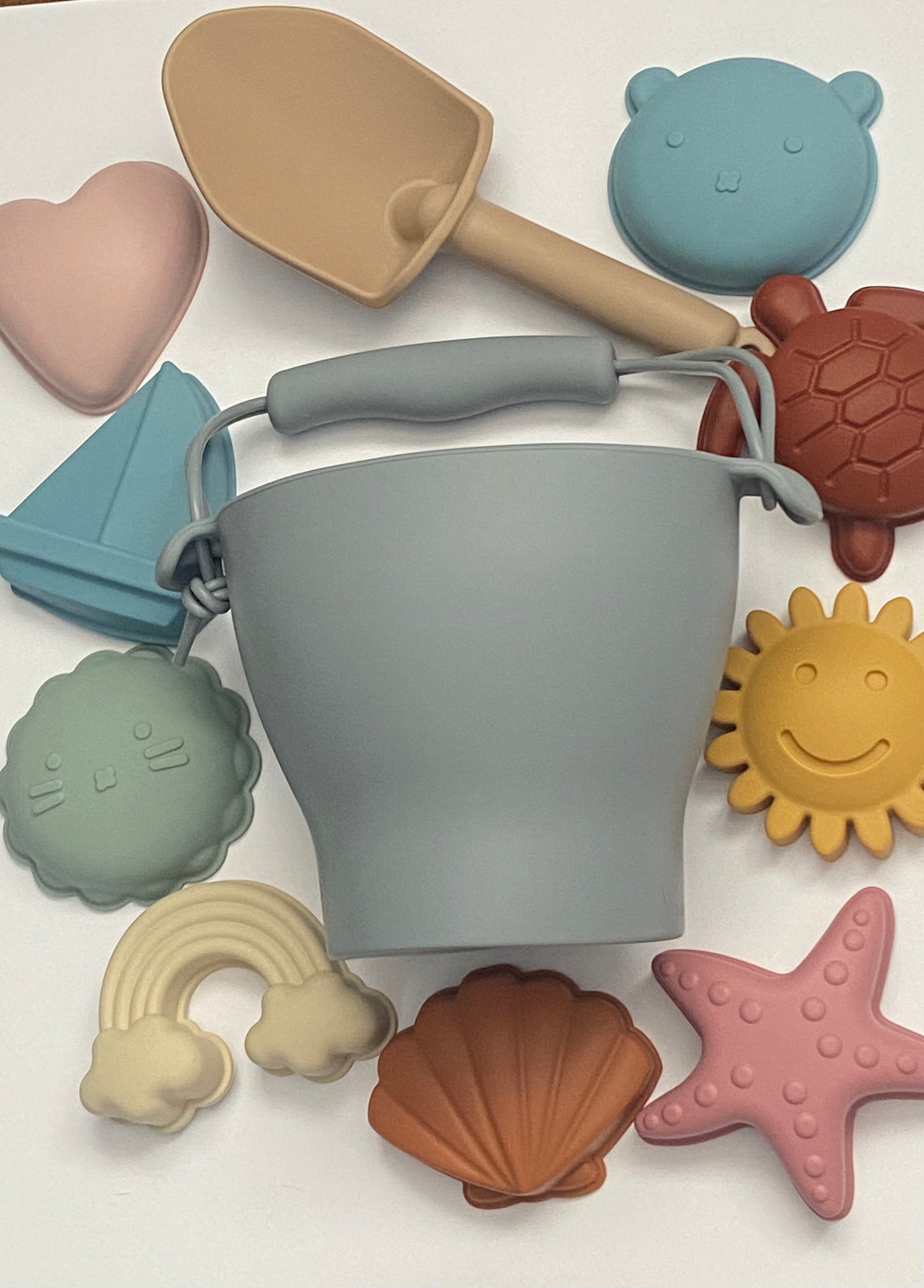 Juego de playa balde con figuras de colores