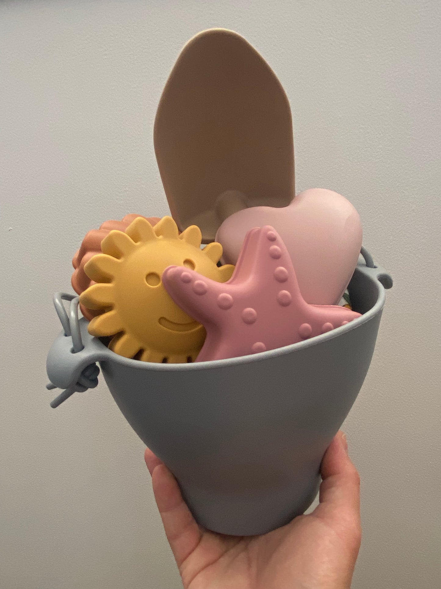 Juego de playa balde con figuras de colores