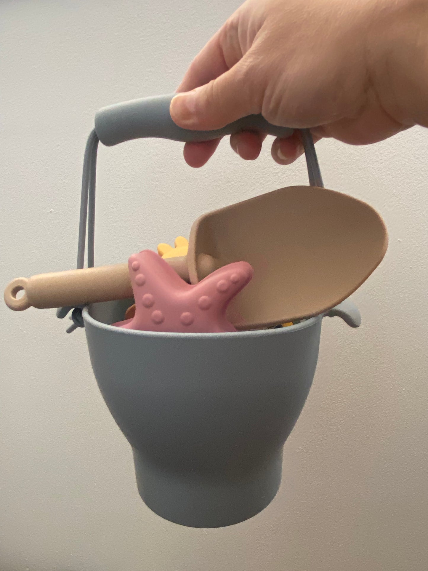 Juego de playa balde con figuras de colores